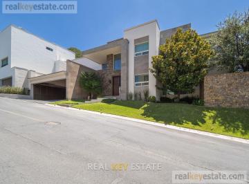 Casa · 748m² · 4 Recámaras · 3 Estacionamientos · Casa en Venta en La Herradura, Campo de Golf, Monterrey, Nuevo León.