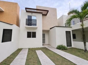 Casa · 131m² · 3 Recámaras · 2 Estacionamientos · Casa de Tres Habitaciones en Renta en Playa del Carmen