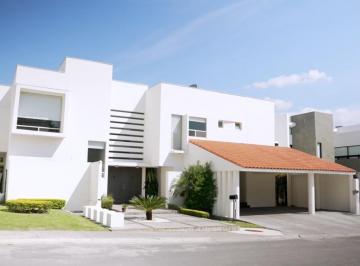 Casa · 527m² · 3 Recámaras · 3 Estacionamientos · Casa en Fraccionamiento en Venta en Club de Golf La Herradura