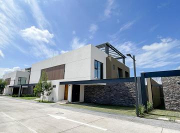 Casa · 311m² · 3 Recámaras · 4 Estacionamientos · Casa Residencial en Venta - Bosques de Metepec