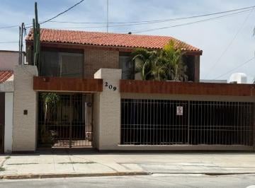 Casa · 415m² · 3 Recámaras · 2 Estacionamientos · Casa Residencial en Venta en Colonia Las Rosas en Gomez Palacio, Dgo