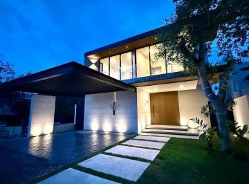 Casa · 550m² · 4 Recámaras · 4 Estacionamientos · Casa Lujosa en Lagos del Sol / Luxurious Home in Lagos del Sol