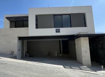 Casa · 490m² · 3 Recámaras · 3 Estacionamientos · Casa en Venta en Castaños del Vergel, Monterrey