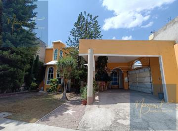 Casa · 427m² · 4 Recámaras · 7 Estacionamientos · Residencia en Venta en Santa Ana Chiautempan, Tlaxcala.