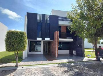 Casa · 360m² · 4 Recámaras · 2 Estacionamientos · Casa en Renta, Lomas de Angelópolis, Parque Querétaro, Puebla, Cluster con Alberca