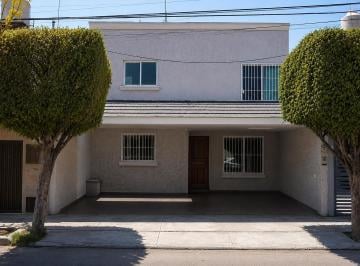 Casa de 4 habitaciones, Zapopan · Casa en Jardines del Sol Super Ubicada