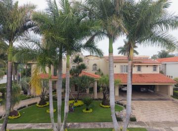 Casa en condominio · 1098m² · 4 Recámaras · 8 Estacionamientos · Casa en Venta en Coto Azaleas, Bugambilias, Zapopan
