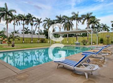 Casa · 1300m² · 6 Recámaras · 5 Estacionamientos · Casa en Venta en Cancún en Residencial Campestre con 6 Recámaras