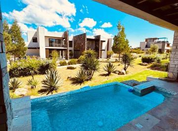 Casa · 450m² · 5 Recámaras · 6 Estacionamientos · Exclusiva Casa en Jardines del Bosque, Sahai, San Miguel de Allende, Gto