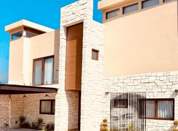 Casa · 450m² · 5 Recámaras · 6 Estacionamientos · Exclusiva Casa en Jardines del Bosque, Sahai, San Miguel de Allende, Gto