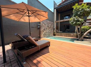 Casa · 250m² · 5 Recámaras · 2 Estacionamientos · Casa en Venta en Valle de Bravo Centro