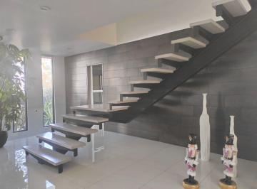 Casa · 685m² · 4 Recámaras · 6 Estacionamientos · Hermosa Residencia en Bosque Esmeralda con Gran Diseño