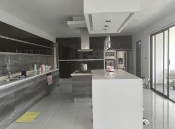 Casa · 685m² · 4 Recámaras · 6 Estacionamientos · Hermosa Residencia en Bosque Esmeralda con Gran Diseño
