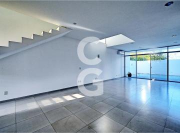Casa · 300m² · 3 Recámaras · 2 Estacionamientos · Casa en Venta y Renta en Cancún en Residencial Cumbres con Alberca y Jardín