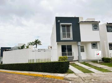 Casa en condominio de 3 habitaciones, Querétaro · Amplia Casa en Esquina con Ampliación, Terreno Excedente y Completamente Remodelada en Palmares!