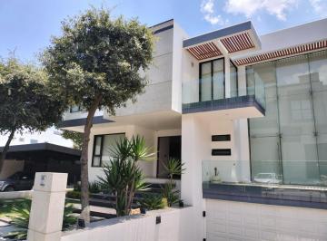 Casa · 685m² · 4 Recámaras · 6 Estacionamientos · Estupenda Residencia en Bosque Esmeralda con Gran Diseño