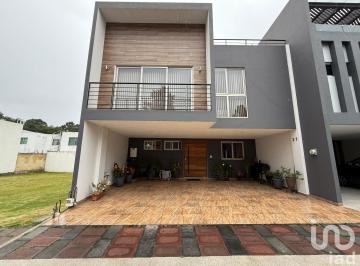 Casa · 240m² · 4 Recámaras · 2 Estacionamientos · Venta de Amplia Casa en Arboreto, Cerca de Plaza San Diego