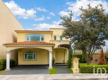Casa · 320m² · 3 Recámaras · 2 Estacionamientos · Casa en Renta en Metepec