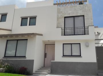 Casa en condominio de 4 habitaciones, Corregidora · Estudio con Baño Completo en Pb. Rooftop. Espectacular Vista