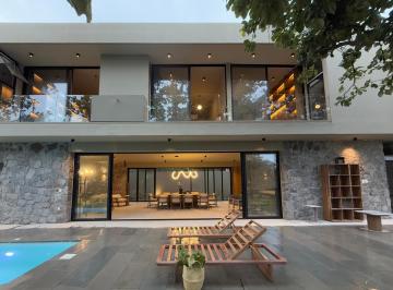 Casa de 3 habitaciones, Zapopan · Estrena Espectacular Casa Nueva, Amueblada, Moderna con Alberca