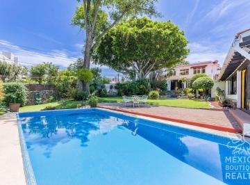 Casa de 4 habitaciones, Cuernavaca · Casa con Gran Jardin y Vistas en Lomas de Atzingo, Cuernavaca