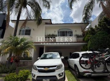 Casa de 3 habitaciones, Zapopan · Casa en Renta en Puerta de Hierro