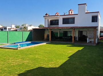 Casa de 4 habitaciones, Tequisquiapan · Excelente Casa en Venta de 2 Plantas de 4 Recamaras, con Closets C/u, 3 Baños Completos, Cocina