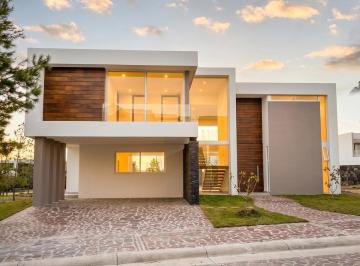Casa · 300m² · 3 Recámaras · 3 Estacionamientos · Renta de Casa Nueva en La Campiña del Bosque