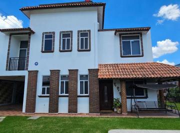 Casa de 4 habitaciones, Atlatlahucan · Casa en Venta con Alberca en Atlatlahucan, Morelos, 4 Recámaras y Amplio Jardín