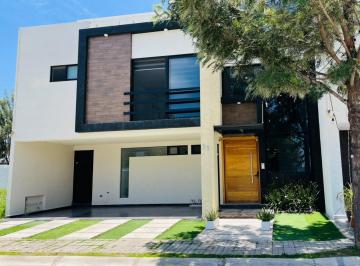 Casa · 338m² · 3 Recámaras · 2 Estacionamientos · Casa en Renta Lomas de Angelópolis