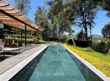 Casa · 650m² · 8 Recámaras · 8 Estacionamientos · Casa en Venta en Medio del Bosque en Valle de Bravo | 5000 m con Cancha de Paddle