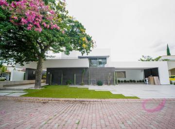 Casa en condominio · 647m² · 5 Recámaras · 6 Estacionamientos · Casa de Lujo en Venta en Jardines del Lago, Aguascalientes, con Alberca y Terreno de 1,130 m²