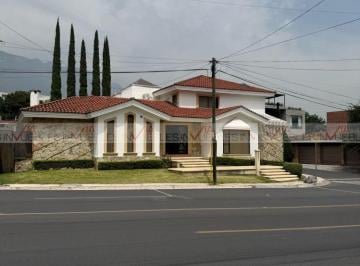 Casa · 560m² · 4 Recámaras · 2 Estacionamientos · Casa en Venta en Bosques del Valle