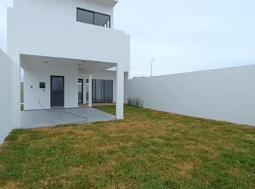 Casa · 200m² · 3 Recámaras · 2 Estacionamientos · Casa en Venta en Lomas de La Rioja con 3 Recámaras y Amplio Jardín