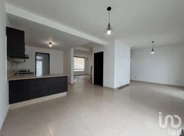 Casa · 177m² · 3 Recámaras · 2 Estacionamientos · Casa en Renta con Roof Garden en El Condado, Corregidora