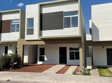 Casa · 170m² · 4 Recámaras · 2 Estacionamientos · Casa en Venta en Seratta, Zona Reliz con Recamara en Planta Baja