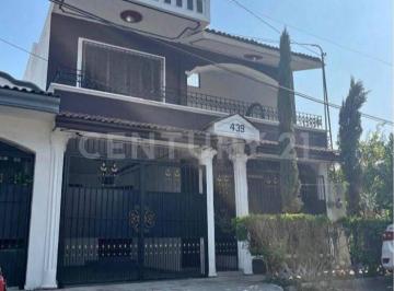 Casa · 256m² · 5 Recámaras · 1 Estacionamiento · Casa en Renta Amueblada en Loma Bonita