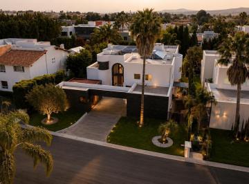 Casa · 694m² · 3 Recámaras · 5 Estacionamientos · Casa en Renta en El Campanario Querétaro