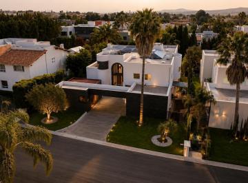 Casa · 694m² · 3 Recámaras · 5 Estacionamientos · Casa en Renta en El Campanario Querétaro