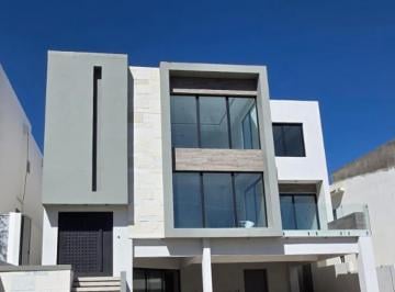 Casa · 543m² · 4 Recámaras · 3 Estacionamientos · Casa en Venta en Bosques con Alberca