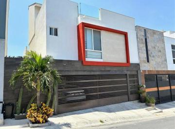 Casa de 3 habitaciones, Monterrey · Renta de Casa Moderna en Privada con Terreno Excedente y Roof/salón de Fiestas