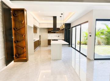 Casa · 330m² · 4 Recámaras · 2 Estacionamientos · Casa con Jardín en Venta en Fraccionamiento Las Palmas, Medellín