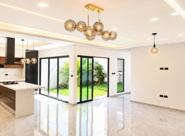 Casa · 330m² · 4 Recámaras · 2 Estacionamientos · Casa con Jardín en Venta en Fraccionamiento Las Palmas, Medellín