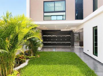 Casa · 330m² · 4 Recámaras · 2 Estacionamientos · Casa con Recámara en Planta Baja y Jardín en Fraccionamiento Las Palmas