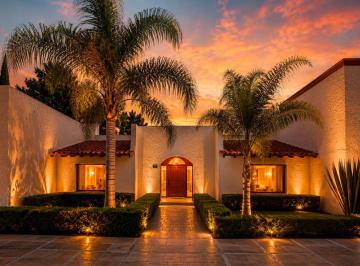 Casa de 4 habitaciones, Querétaro · Casa con Amplio Jardín en Esquina. El Campanario