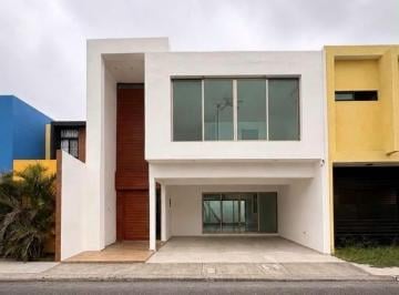Casa · 239m² · 3 Recámaras · 2 Estacionamientos · Casa en Venta en Lomas de La Rioja