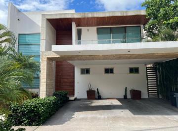 Casa · 300m² · 4 Recámaras · 2 Estacionamientos · Casa en Renta Residencial Cumbres