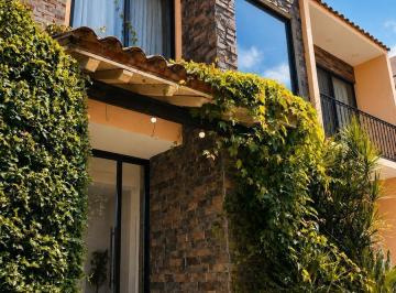 Casa · 4 Recámaras · 2 Estacionamientos · Venta de Casa Dentro de Condominio en Jiutepec