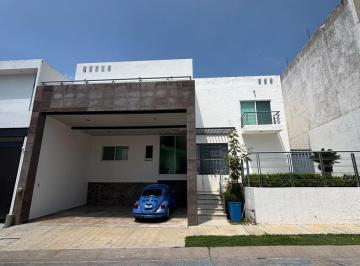 Casa · 380m² · 3 Recámaras · 3 Estacionamientos · Casa en Renta en Cañada del Refugio Norte León Gto