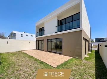 Casa · 212m² · 3 Recámaras · 2 Estacionamientos · Casa con Amplio Jardin, Riviera Veracruzana Fraccionamiento Punta Tiburón, Alvarado